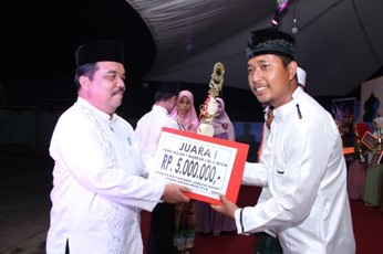 Penyerahan hadiah kepada pemenang pawai malam 1 muharam beberapa waktu lalu.
